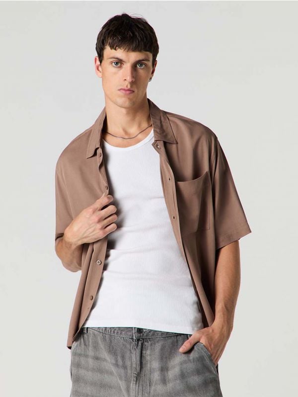 חולצה מכופתרת קצרה