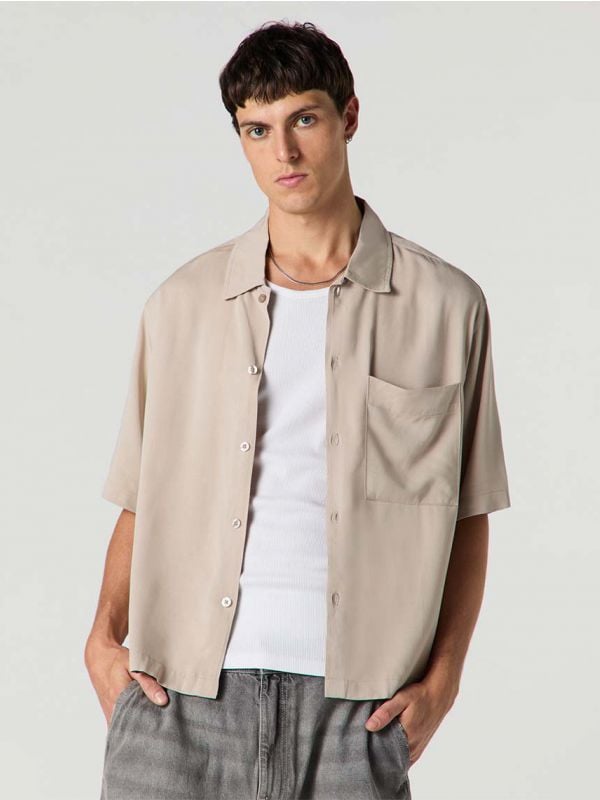 חולצה מכופתרת קצרה