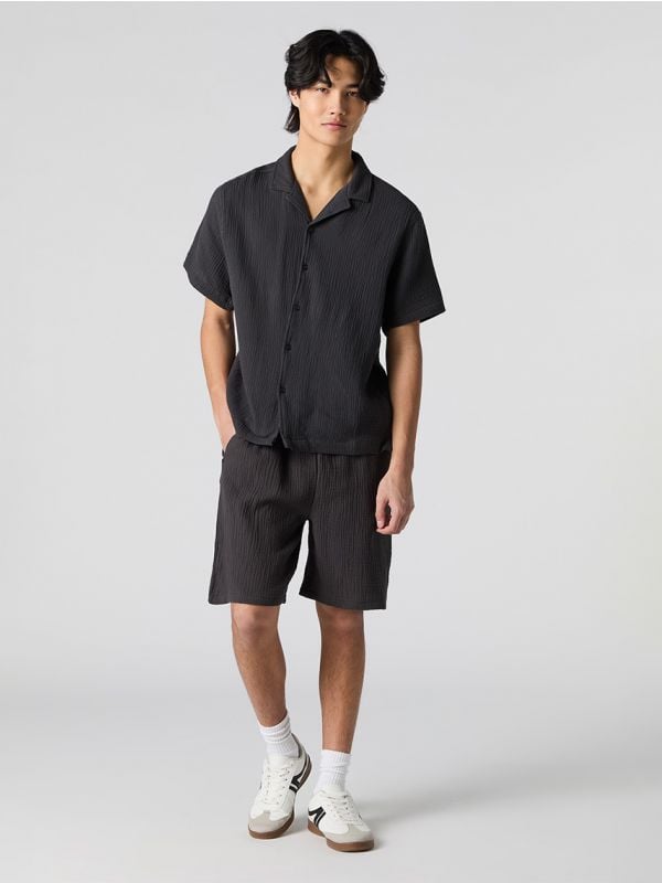 מכנסיים קצרים מקומטים