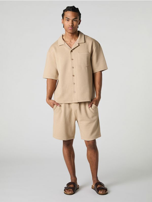 מכנסיים קצרים עם טקסטורה