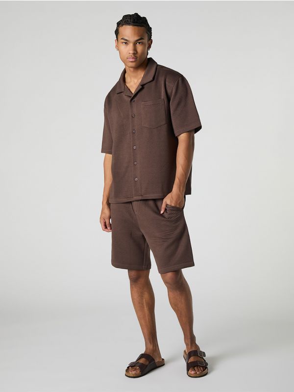 מכנסיים קצרים עם טקסטורה