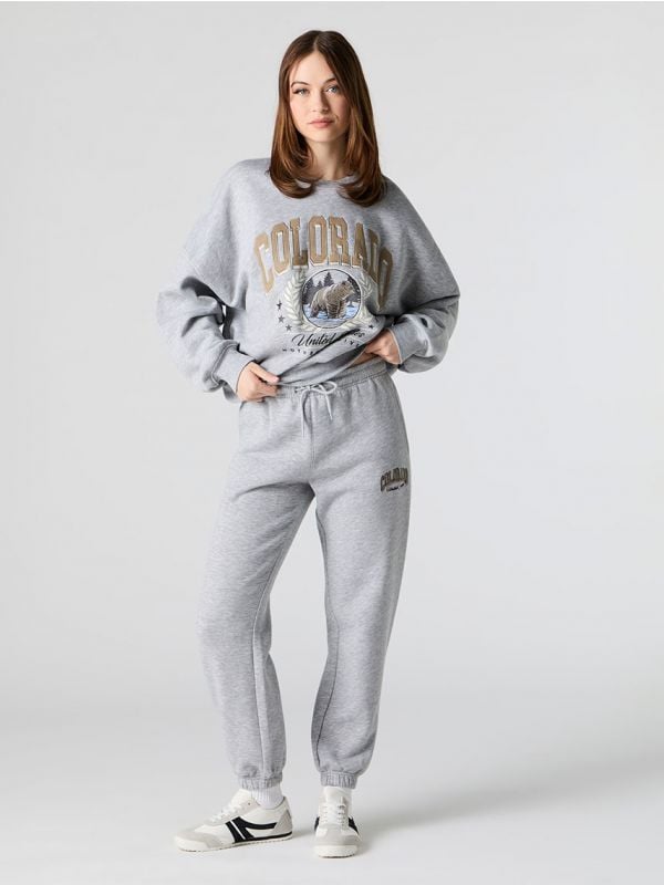 מכנסי פוטר עם רקמה