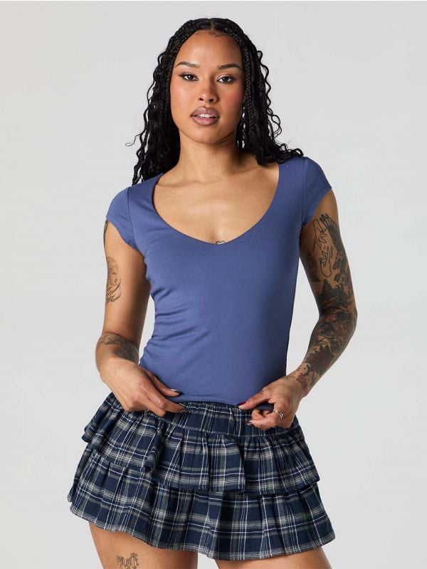 טי-שירט וי צמודה