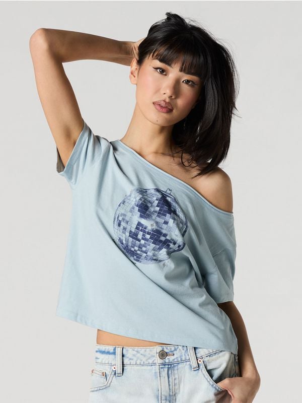 טי-שירט אוף שולדרס מודפסת