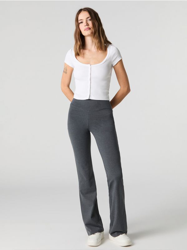 מכנסיים מתרחבים