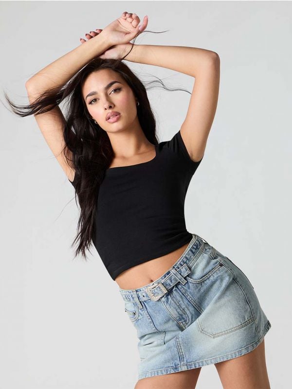 חצאית ג’ינס עם חגורה