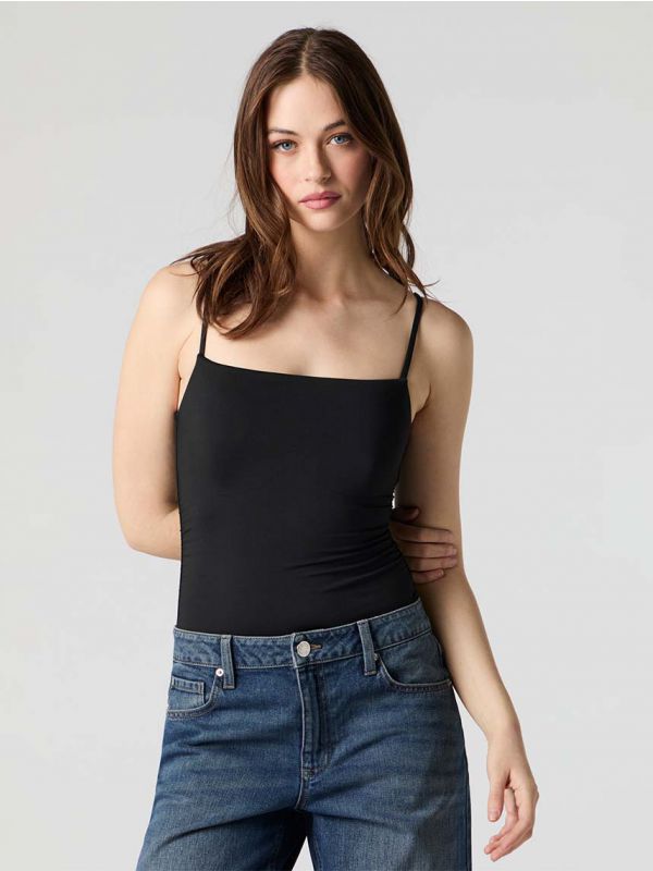 בגד גוף עם קאפים