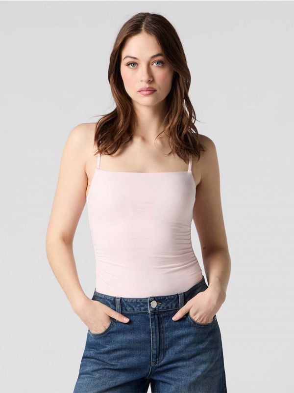 בגד גוף עם קאפים