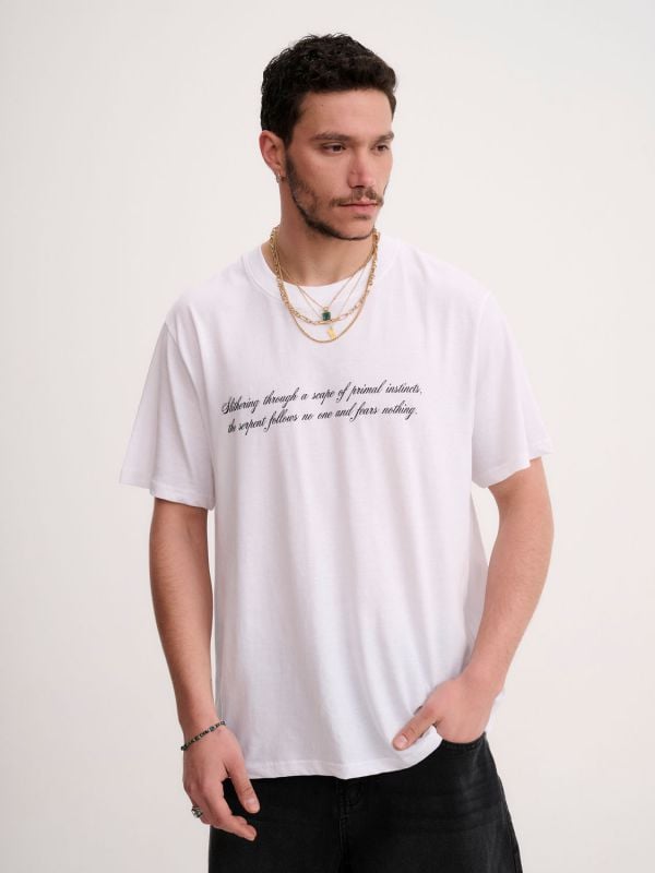 טי-שירט עם הדפס דמוי עור