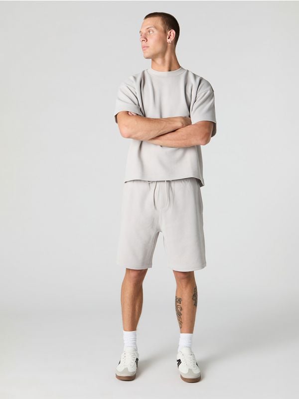 מכנסי טקסטורה קצרים