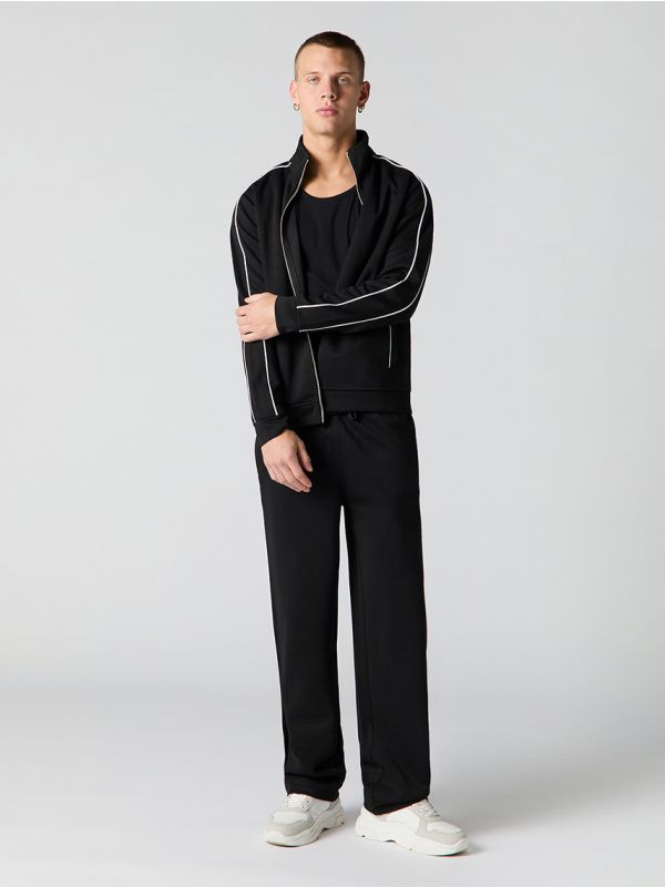 מכנסיים עם פסים