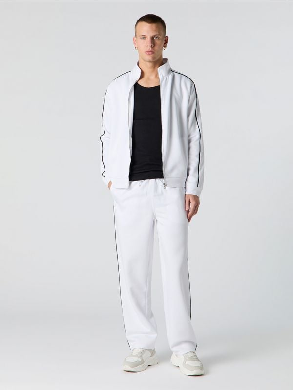 מכנסיים עם פסים