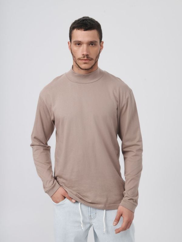 טי-שירט ארוכה עם צווארון גבוה