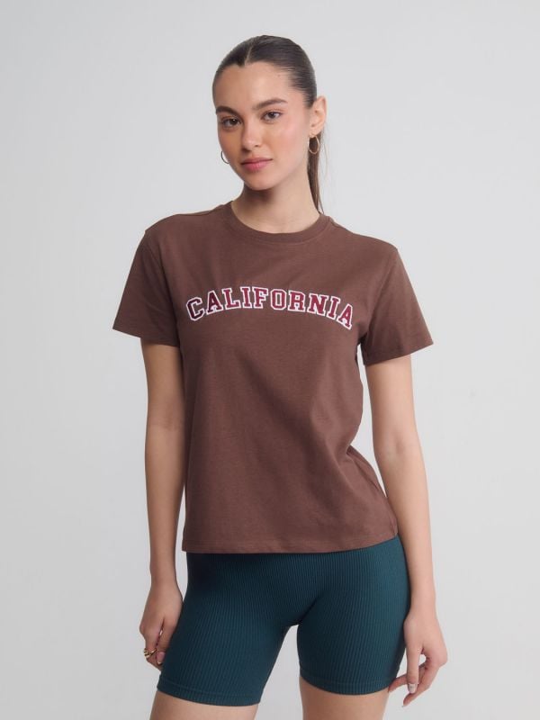 טי-שירט מעוטרת אבנים נוצצות