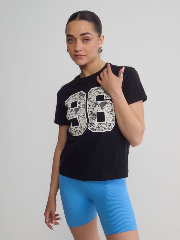 טי-שירט מעוטרת אבנים נוצצות