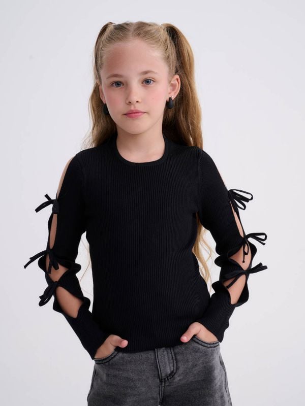 סריג עם פפיונים בשרוולים