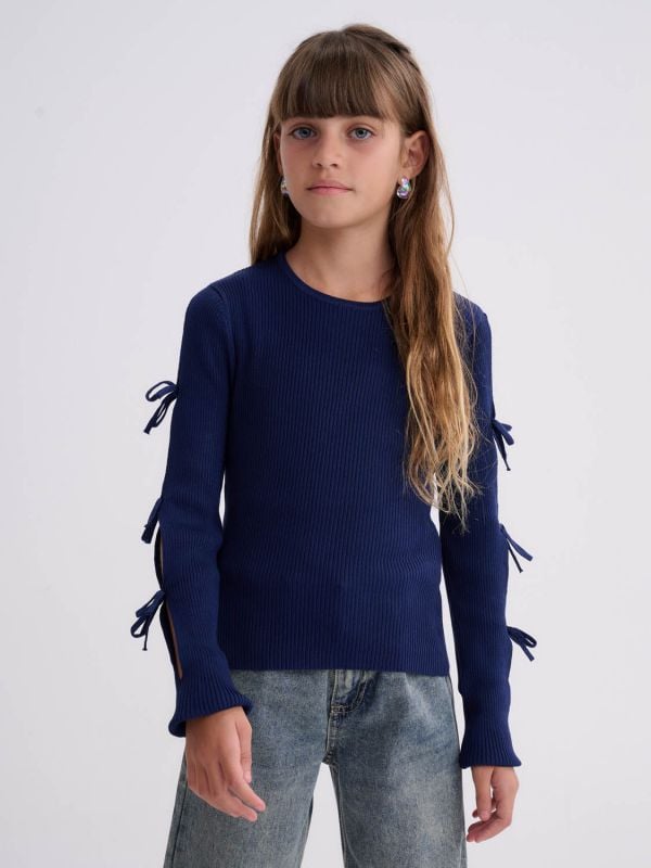 סריג עם פפיונים בשרוולים