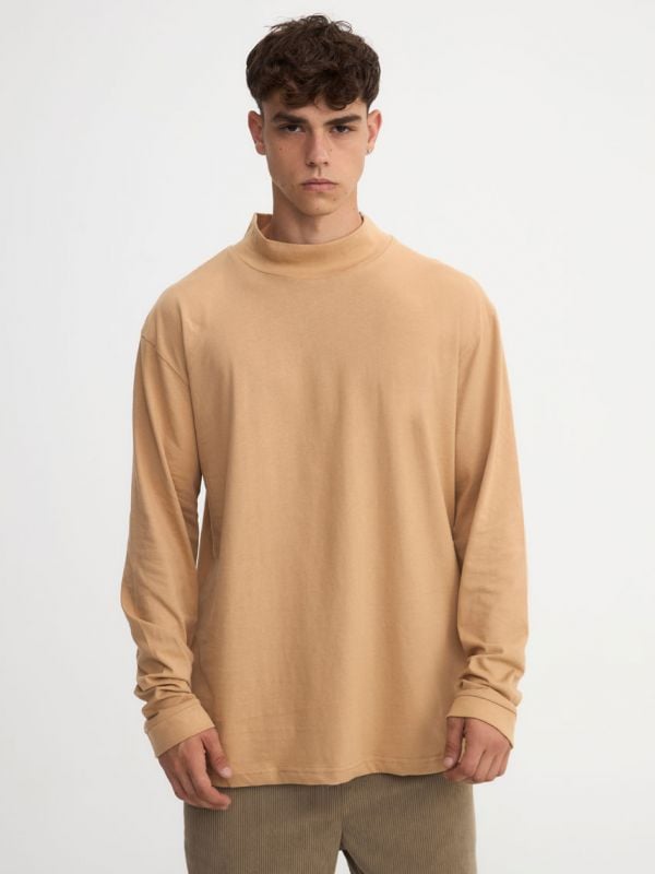 חולצה עם צווארון גבוהה