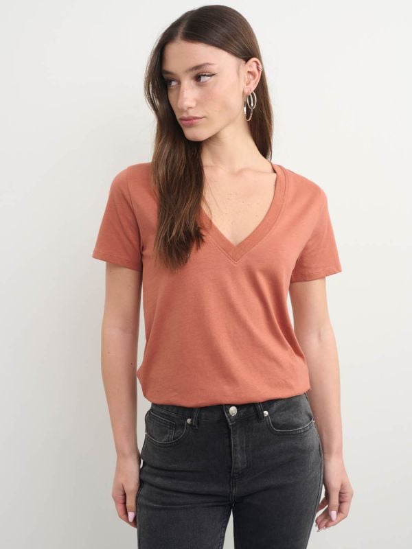 חולצת בייסיק קצרה V לנשים