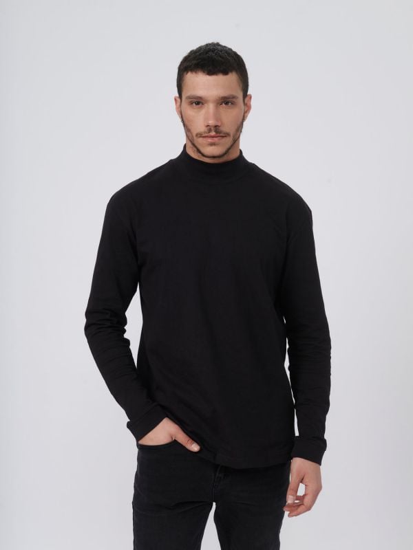 חולצה עם צווארון גבוהה