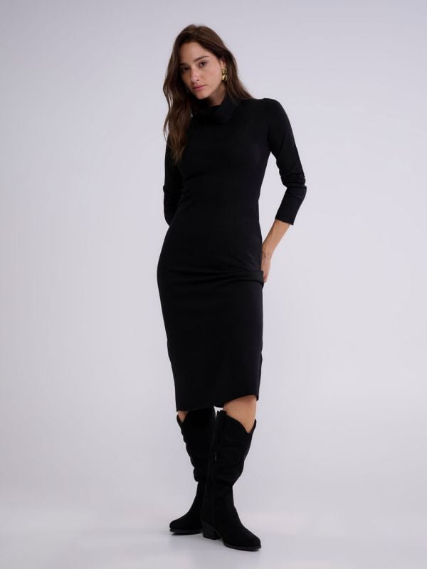 שמלה עם צווארון גבוה