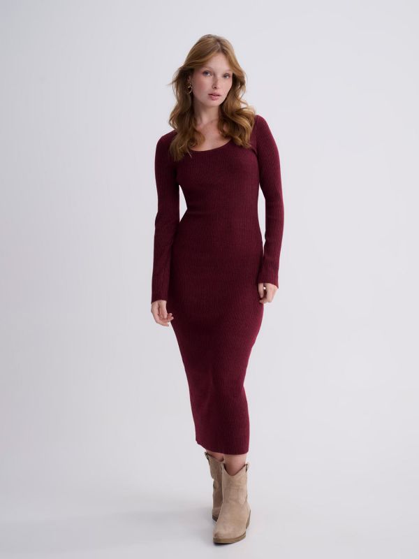 שמלה עם מפתח מרובע