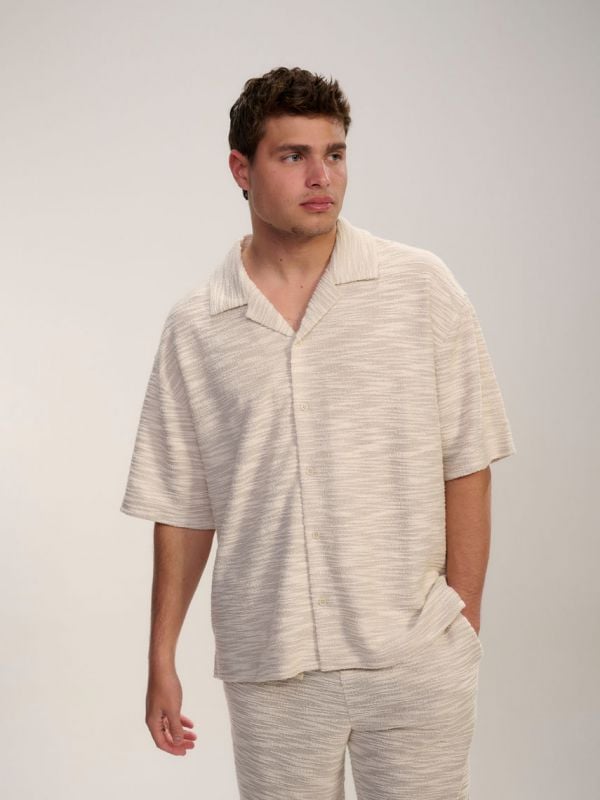 חולצה מכופתרת טקסטורה קצרה