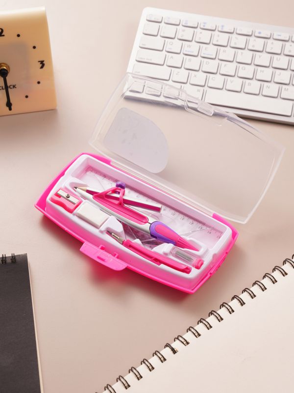 ערכת כלי שרטוט גיאומטריים