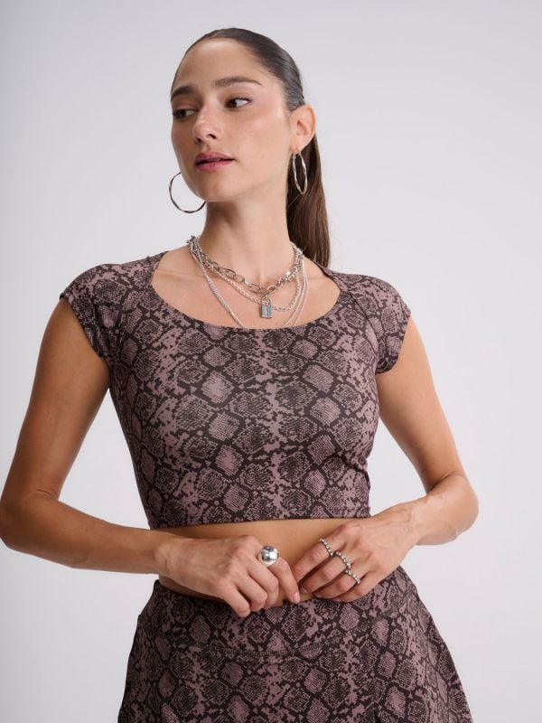 חולצת אקטיב קצרה