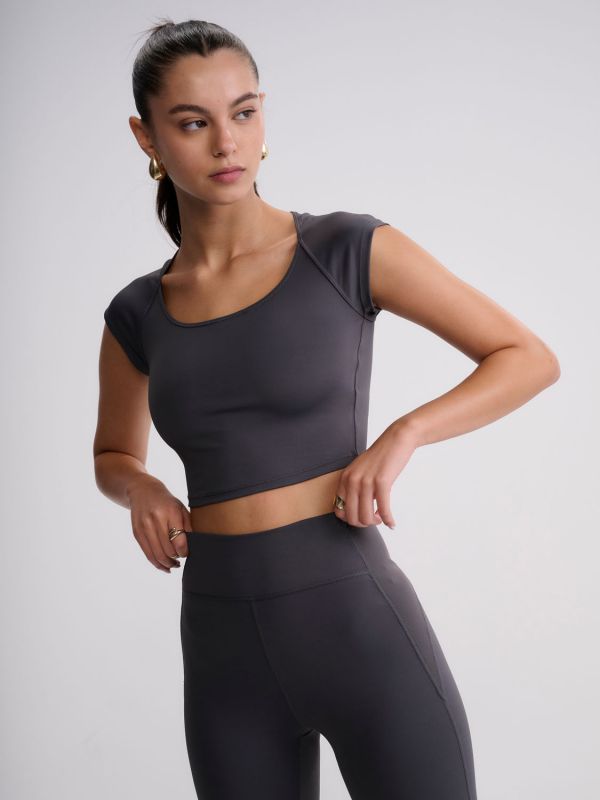 חולצת אקטיב קצרה