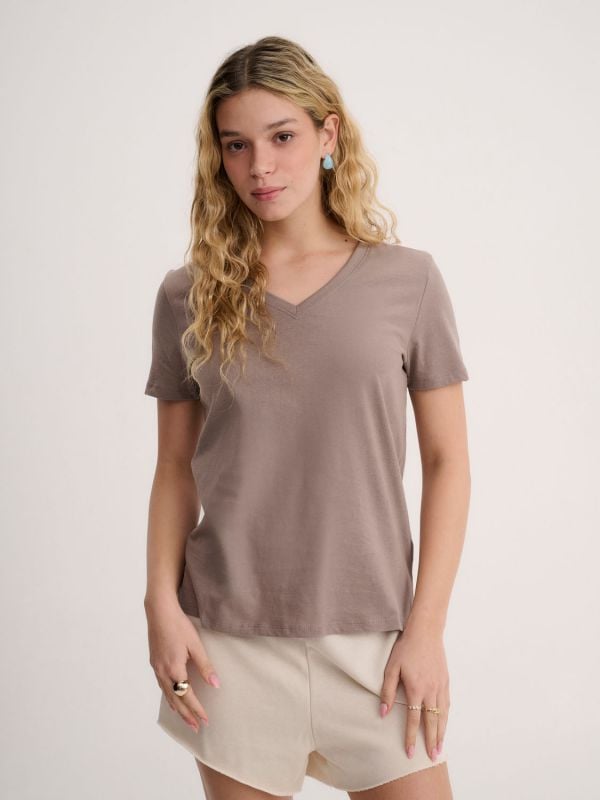 טי-שירט V בייסיק