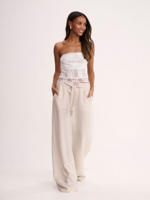 מכנסיים רחבים עם חגורה