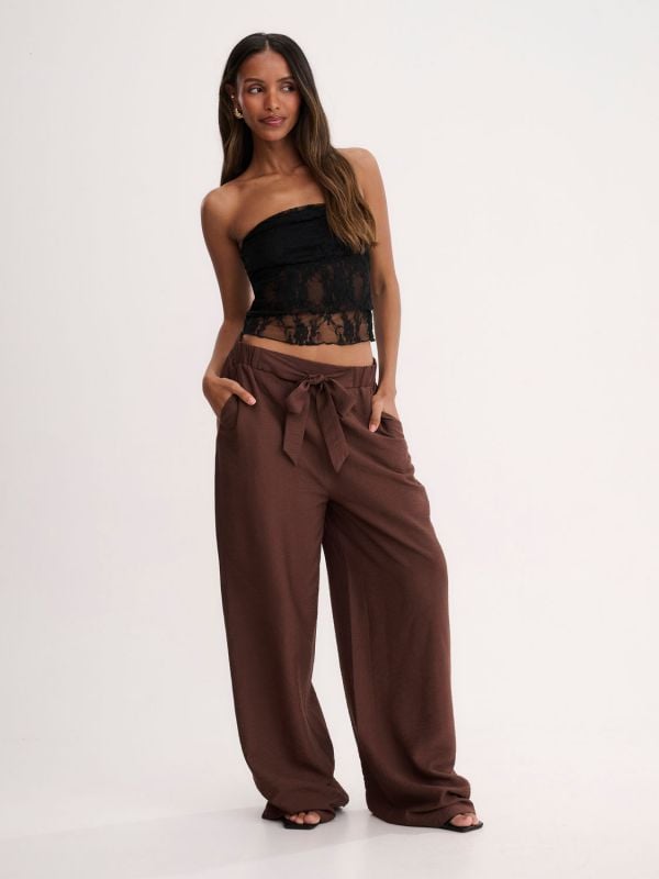 מכנסיים רחבים עם חגורה