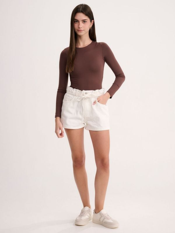 ג’ינס קצר עם חגורת שרוך