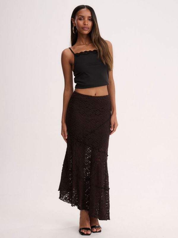 חצאית תחרה אסימטרית