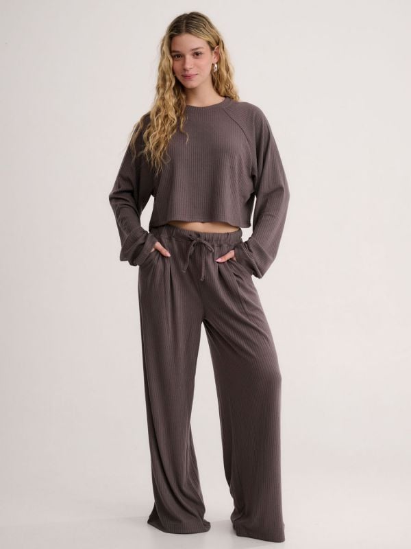 מכנסי סריג רחבים