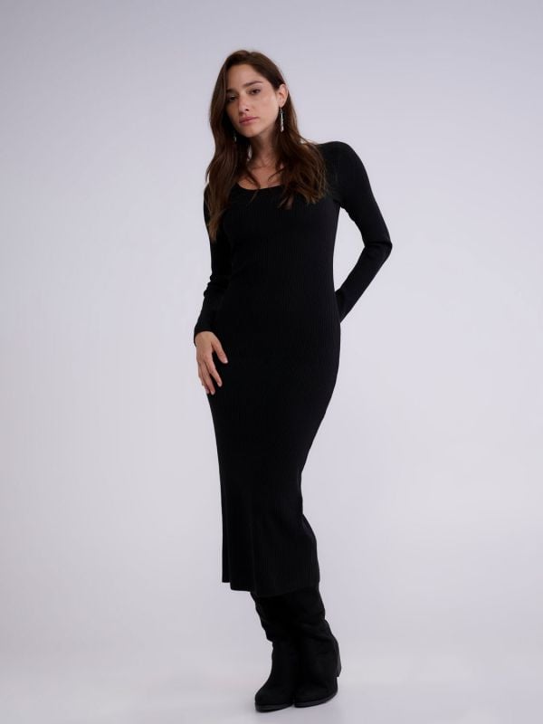 שמלה עם מפתח מרובע