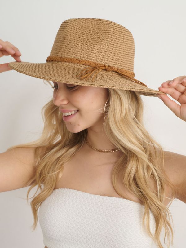 כובע קש רחב שוליים