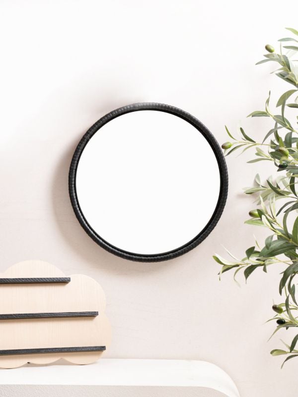 מראה עגולה עם מסגרת עץ