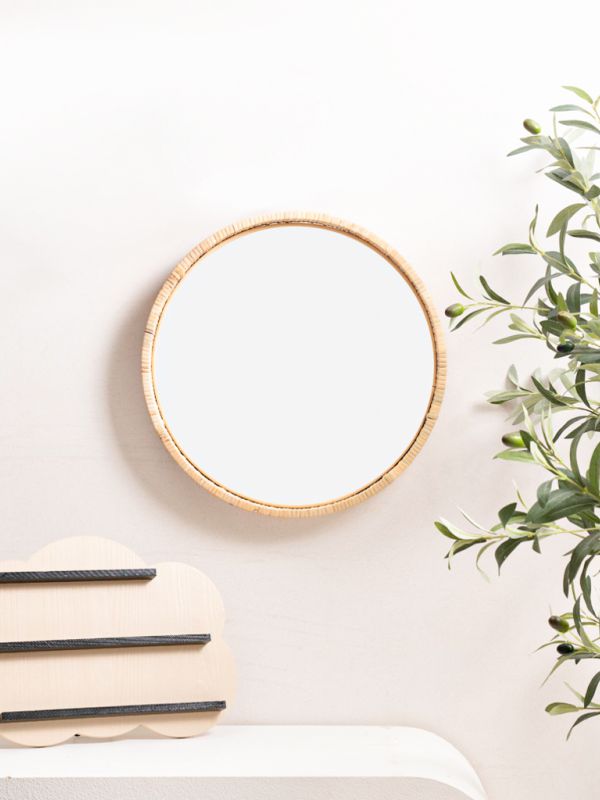 מראה עגולה עם מסגרת עץ