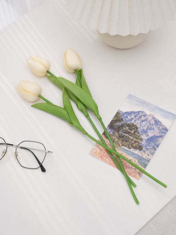 שלושה ורדים צבעוניים מפלסטיק