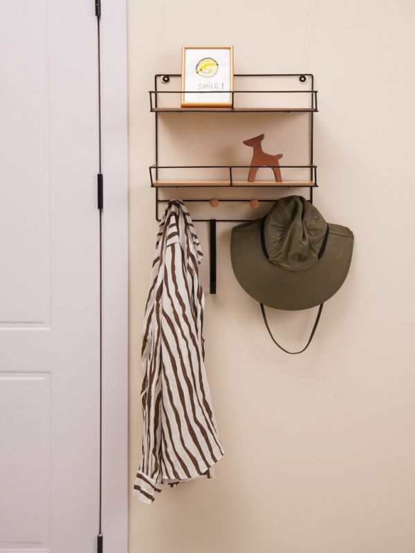 מתלה עם מדפים