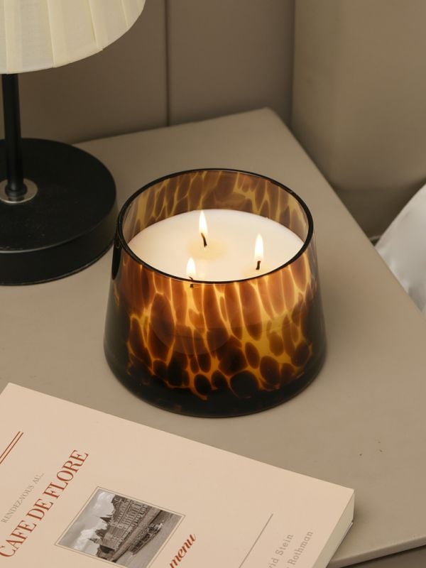 נר במעמד זכוכית מנומר