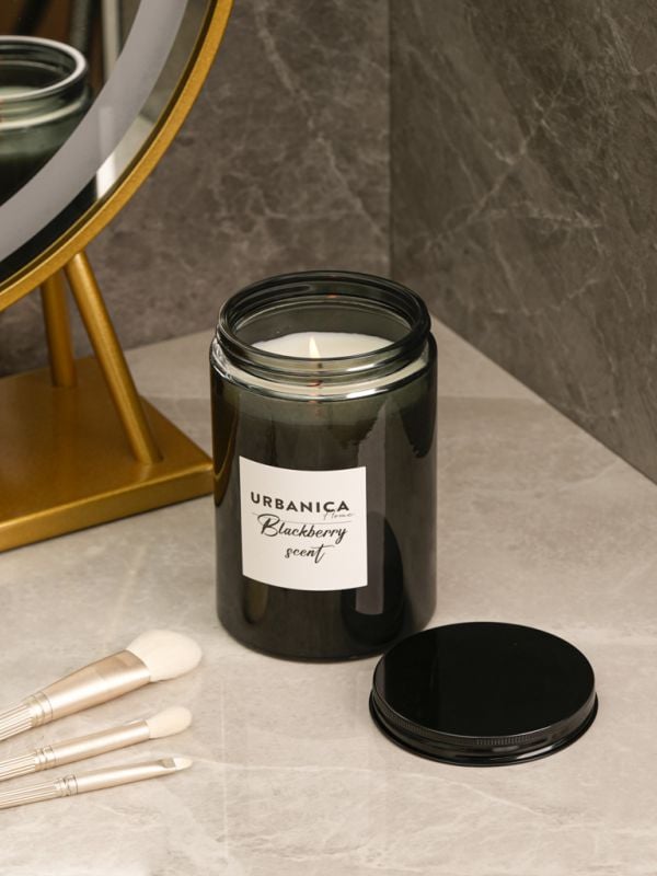 נר במעמד זכוכית עם מכסה