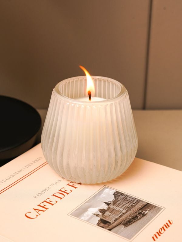 נר במעמד זכוכית צבעוני