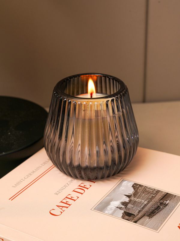 נר במעמד זכוכית צבעוני