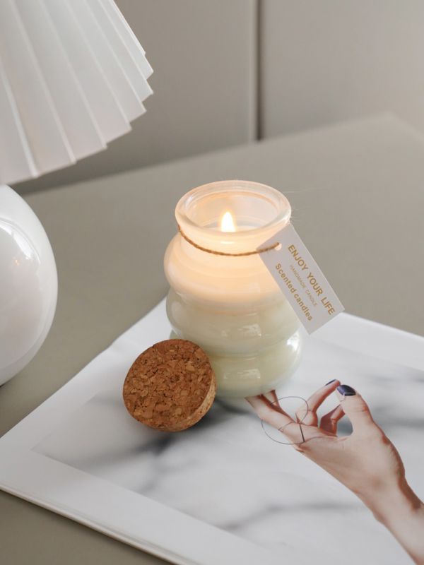 נר במעמד זכוכית דקורטיבי