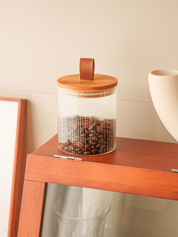 צנצנת זכוכית מעוצבת