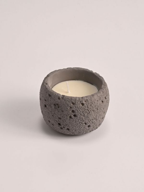 נר במעמד מעוצב