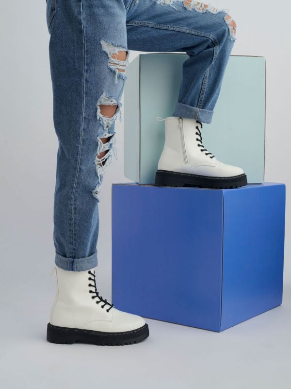 מגפי בייסיק עם שרוכים